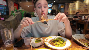 【“中国游记”第一季?】肉食者“跪拜”，素食者狂喜！外国食客被中国烧烤香迷糊了~_fororder_68c8d9ddab34ab7c10c6cdae752d402